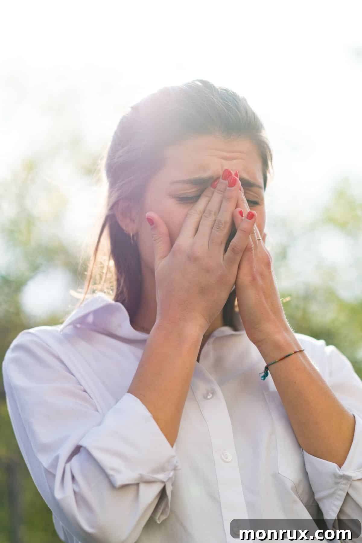 Woman holding her nose, suggesting allergy or nasal discomfort. A representation of histamine symptoms.