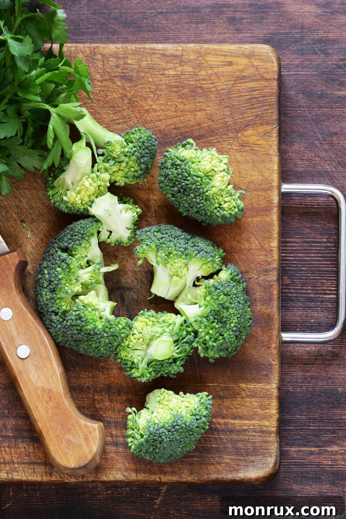 Chopped broccoli on a cutting board, highlighting a low-histamine, high-Vitamin C food.