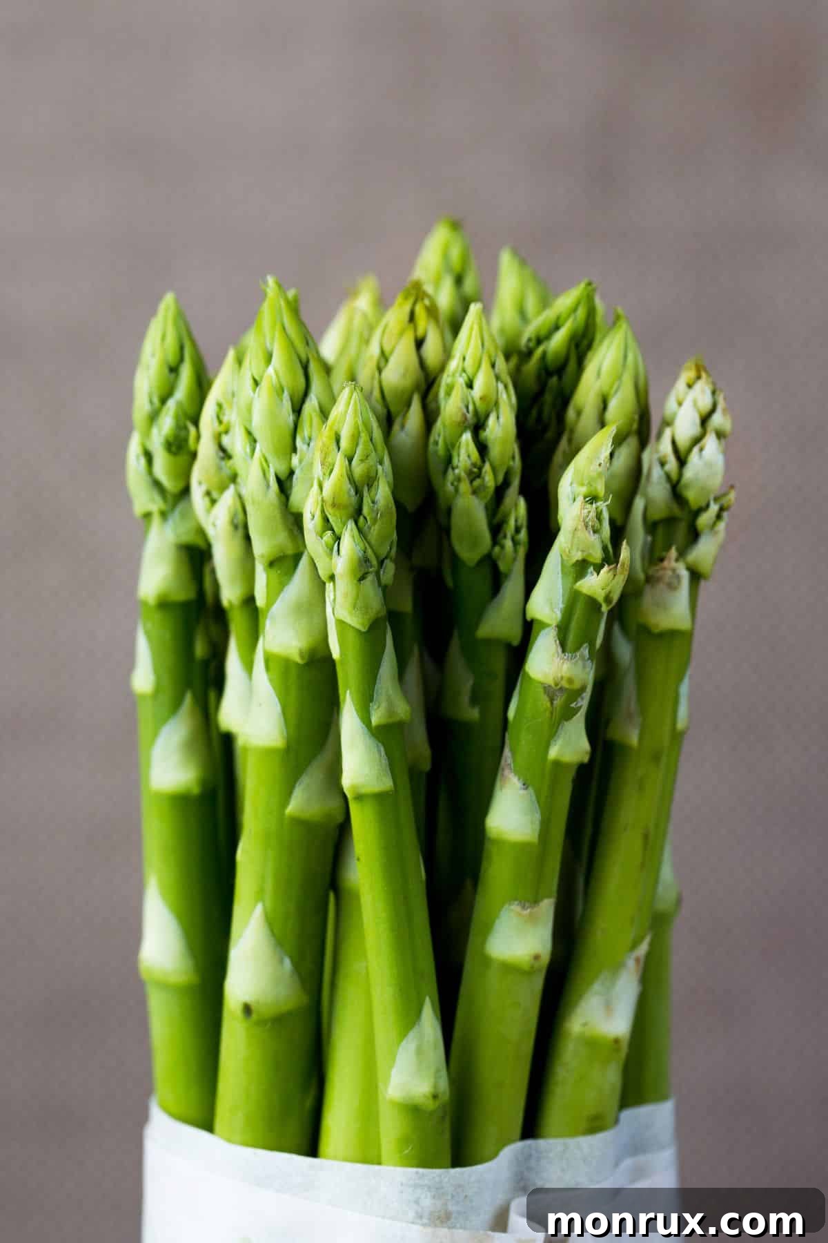 A fresh bunch of vibrant green asparagus stalks, neatly tied, symbolizing health and natural detoxification.