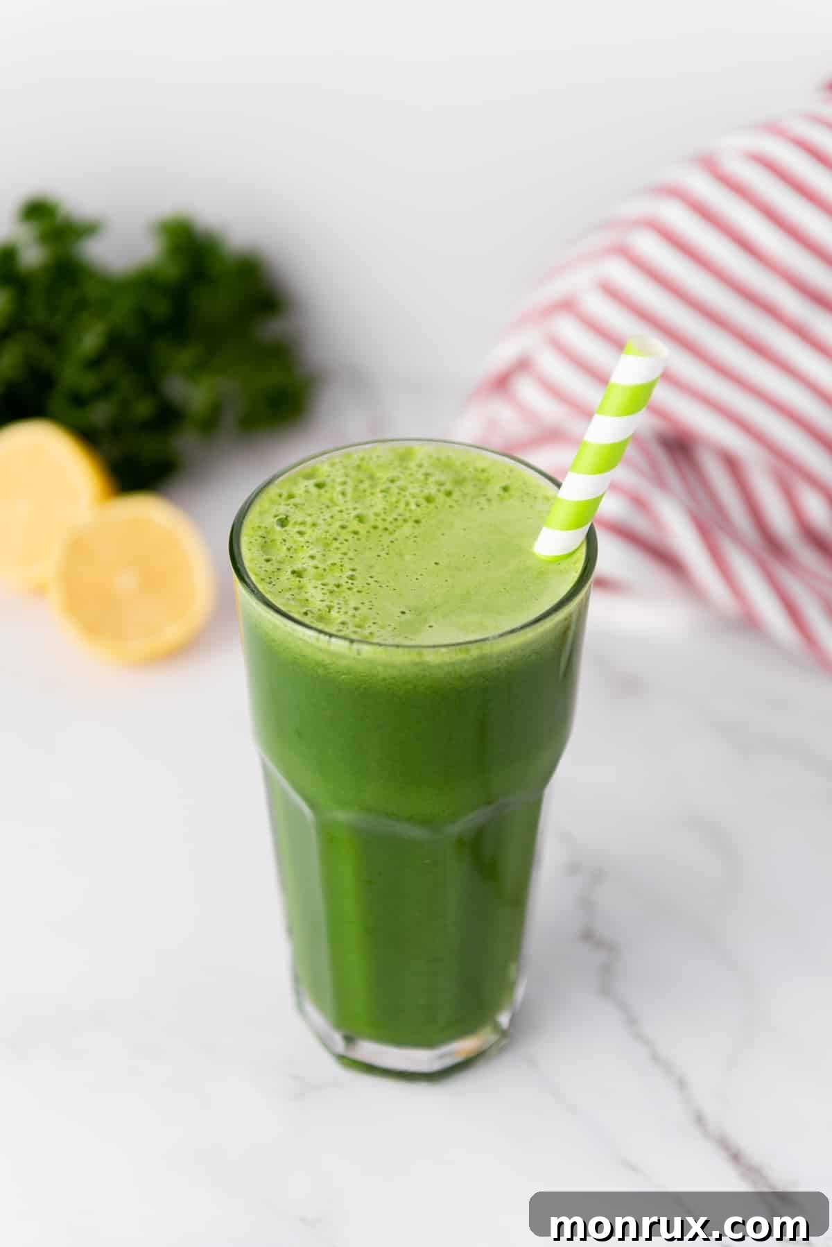 A refreshing glass of homemade anti-bloat green juice, ready to provide digestive relief.